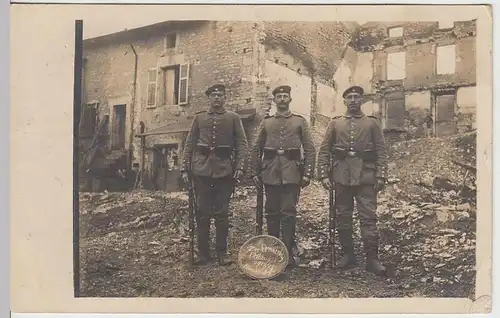 (36538) Foto AK 1.WK Soldaten stehen stramm vor Ruine, 1915