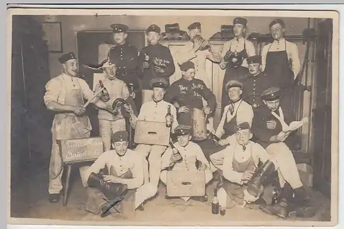 (35779) Foto AK 1.WK witzig gestelltes Soldaten-Foto, 1. Komp, I.-R. 182