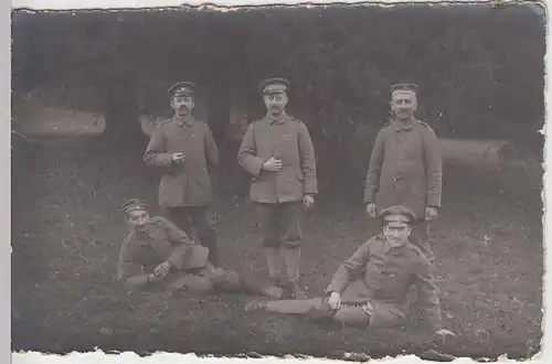 (35729) Foto AK 1.WK Soldaten posieren im Felde, 1919