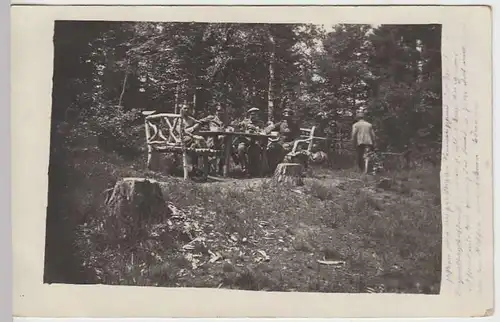 (35717) Foto AK 1.WK Soldaten im Felde, provisorische Sitzecke, 1914-18