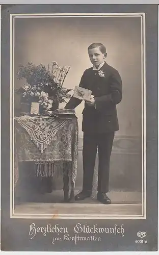 (34802) Foto AK Konfirmation, Junge mit Glückwunschkarte, 1922