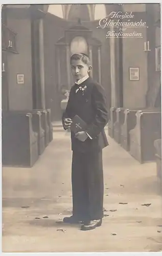 (34799) Foto AK Konfirmation, Junge mit Buch, 1920er