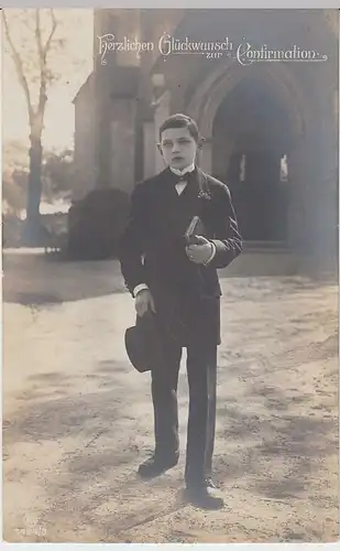 (34798) Foto AK Konfirmation, Junge vor Kirche, 1922