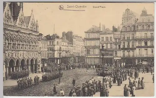 (34176) AK Saint-Quentin, deutsche Soldaten auf dem Grand Place, 1915