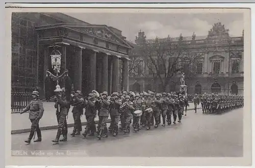 (33204) AK Berlin, Wache vor dem Ehrenmal, 1940