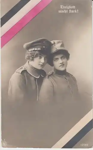 (32025) Foto AK junge Damen in Uniform "Einigkeit macht stark" 1917