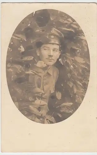 (29627) AK 1.WK Soldat schaut aus Gebüsch 1914-18