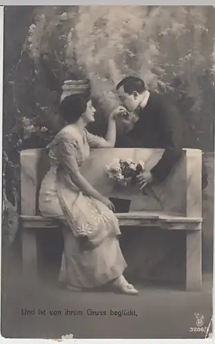 (28091) Foto AK Liebespaar >Und ist von ihrem Gruss beglückt< 1915