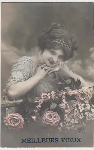 (27733) Foto AK junge Frau mit Rosen >Meilleurs Voeux< 1913