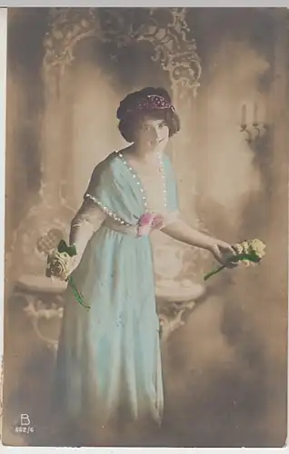 (27680) AK junge Frau mit Blumen, coloriert um 1910