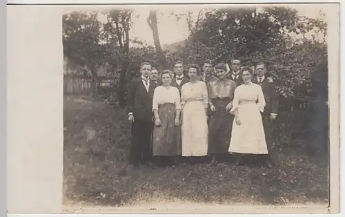 (27502) Foto AK Gruppenbild, junge Männer u. Frauen im Garten, vor 1945