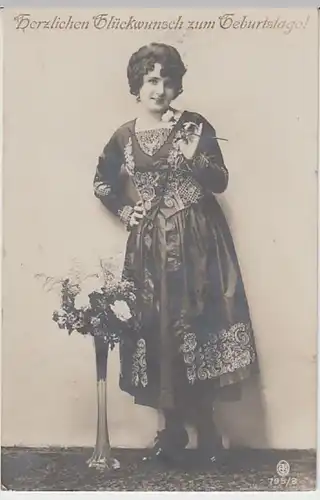 (27497) Foto AK Geburtstag, junge Frau mit Rosenstrauß 1921