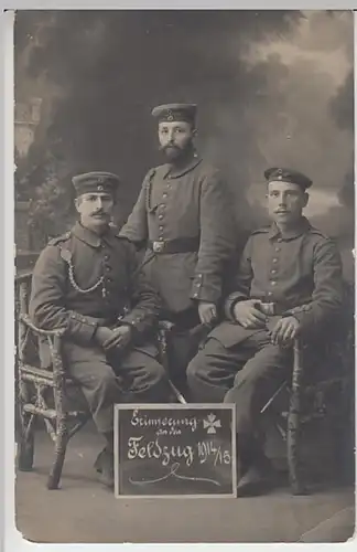 (27482) Foto AK 1. WK Gruppenbild, drei Soldaten, Feldpost 1915