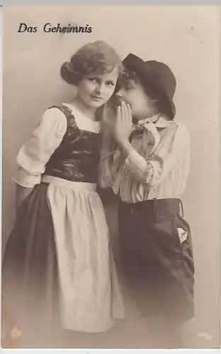 (27425) Foto AK Junge flüstert Mädchen Geheimnis zu 1913