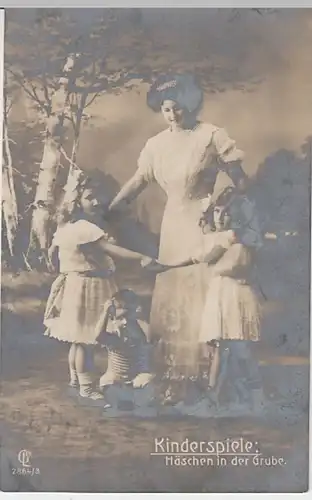 (26528) Foto AK Frau und Kinder, Häschen in der Grube, Feldpost 1915