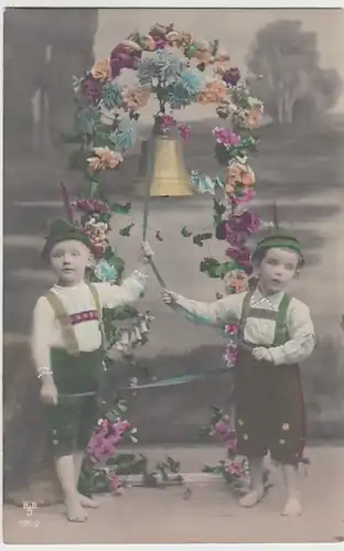 (26503) Foto AK zwei Jungen mit Glocke und Blütenkranz 1911