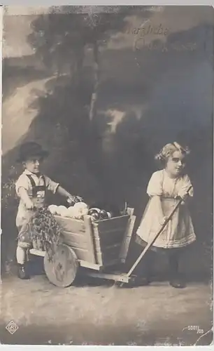 (26502) Foto AK Ostern, Kinder mit Wagen voll Eier 1919
