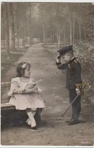 (26478) Foto AK Mädchen auf Bank, Junge in Uniform, um 1906