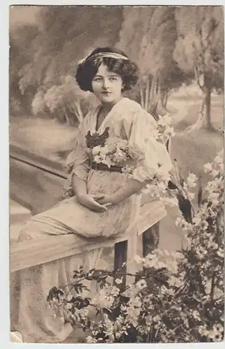 (26452) AK junge Frau im hellen Kleid, Blüten, Feldpost 1915