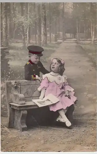 (26444) Foto AK Mädchen auf Bank, Junge in Uniform 1906