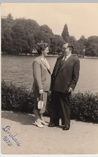 (26331) Foto AK Lindau, Bodensee, Paar am Ufer 1957