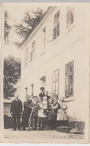 (26161) Foto AK Männer, Frauen, Kinder vor Gebäude, Fahrrad, vor 1945