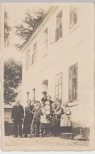 (26151) Foto AK Kinder, Frauen, Männer vor Gebäude, Fahrrad, vor 1945