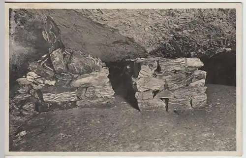 (25885) Foto AK Rottleben, Barbarossahöhle, Tisch und Stuhl, vor 1945