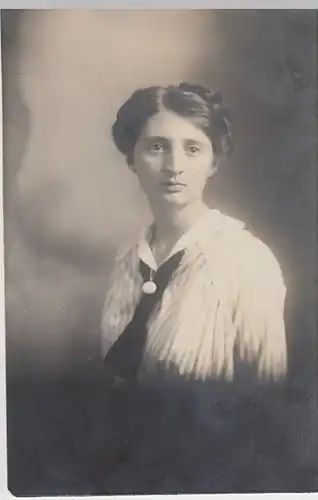 (25659) Foto AK junge Frau mit geflochtenem Haar, vor 1945