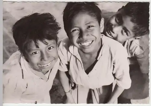 (25601) Foto AK Indianerjungen aus Südamerika, nach 1945