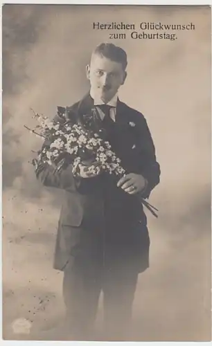 (25351) Foto AK Geburtstag, junger Mann mit blühenden Zweigen 1922