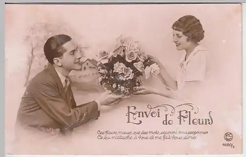 (25173) Foto AK Blumengruß, junges Paar mit Rosenstrauß, vor 1945