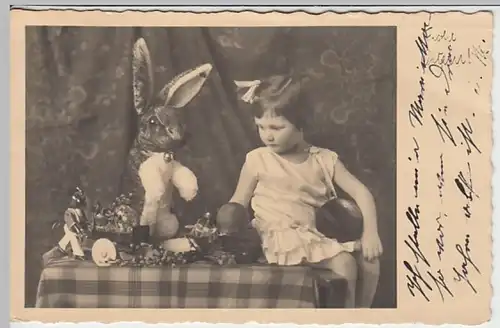 (25066) Foto AK Ostern, Mädchen, Riesenhase, Osternest 1931