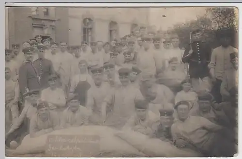 (25030) Foto AK Militaria, Gruppenbild, Soldaten, Strohsäcke, ca. 1914-18