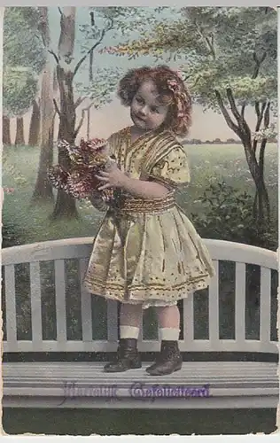 (24919) AK Glückwunsch, Mädchen mit Blumen auf Bank, Golddruck 1917