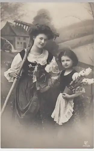 (24916) Foto AK junge Frau mit Rechen, Mädchen mit Blumentopf 1910