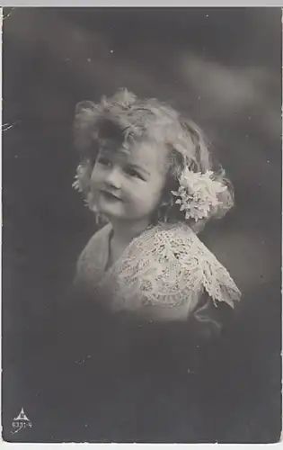 (24248) Foto AK kleines Mädchen mit Blüten im Haar 1918