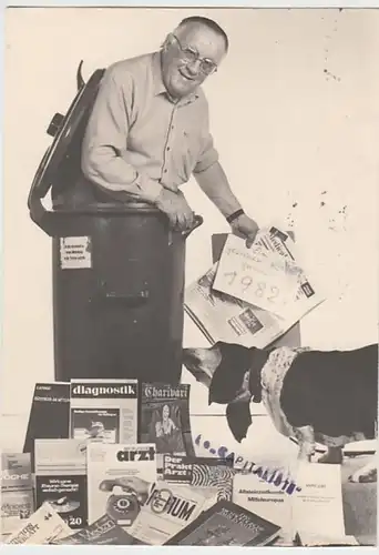 (23277) Foto AK Älterer Herr in Mülltonne mit Hund 1982