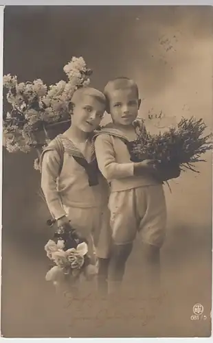 (23045) Foto AK Geburtstag, Jungen mit Flieder, Rosen, Erika 1914