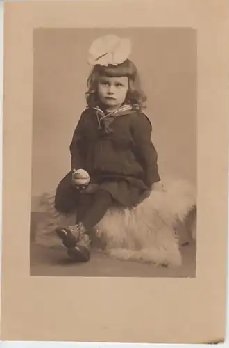 (22942) Foto AK Mädchen mit Schleife und Ball auf Fell, vor 1945