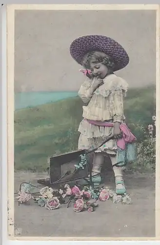 (22831) AK Mädchen mit umgekippter Schubkarre voller Blüten 1906