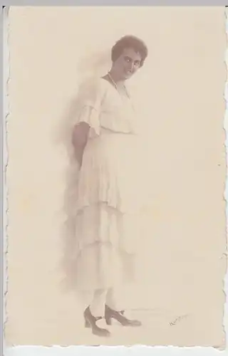 (22702) Künstler AK junge Frau im weißen Kleid, Hanna 1921