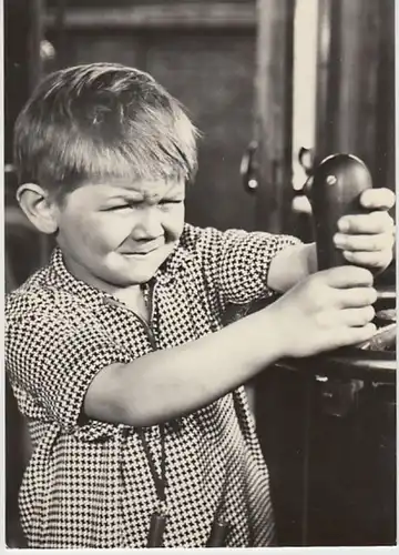 (22688) Foto AK Junge müht sich mit Handrad, nach 1945