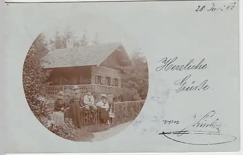 (22679) Foto AK Frauen und Kinder vor Holzhaus 1902