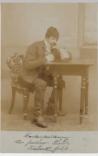 (22672) Foto AK Mann mit Pfeife schaut in seinen Bierkrug 1904