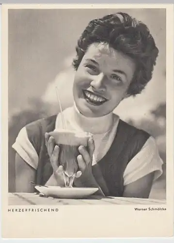(22643) AK junge Frau mit Eiskaffee, nach 1945