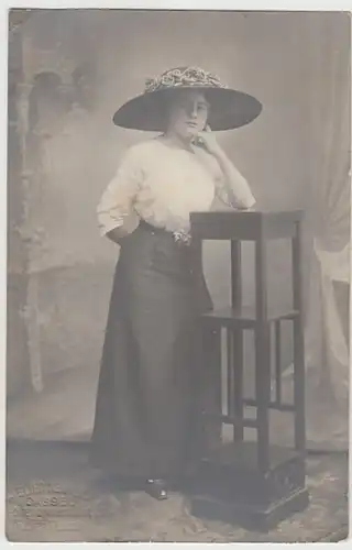 (22433) Foto AK junge Frau mit großem Hut, Fotograf Kassel, bis 1926