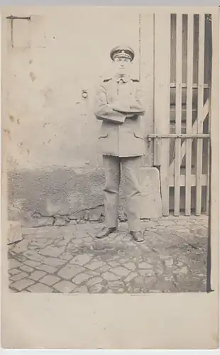 (22129) Foto AK Militaria,Soldat vor Gebäude, Stempel Riesa 1917