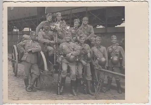 (22110) Foto AK Militaria, Soldaten, Blumen, Kutsche, Eisenbahn 1933-45