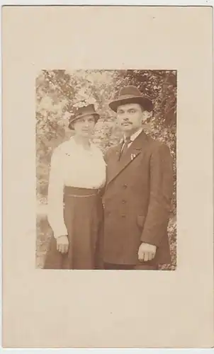 (21992) Foto AK Ehepaar Hans Hempe?, Ort unbek., vor 1945